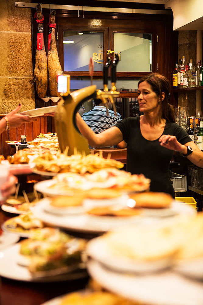 San Sebastian anses ha Spaniens bästa pintxos och de hittar man främst på barerna i de trånga gränderna i stadens gamla del, Parte Vieja.